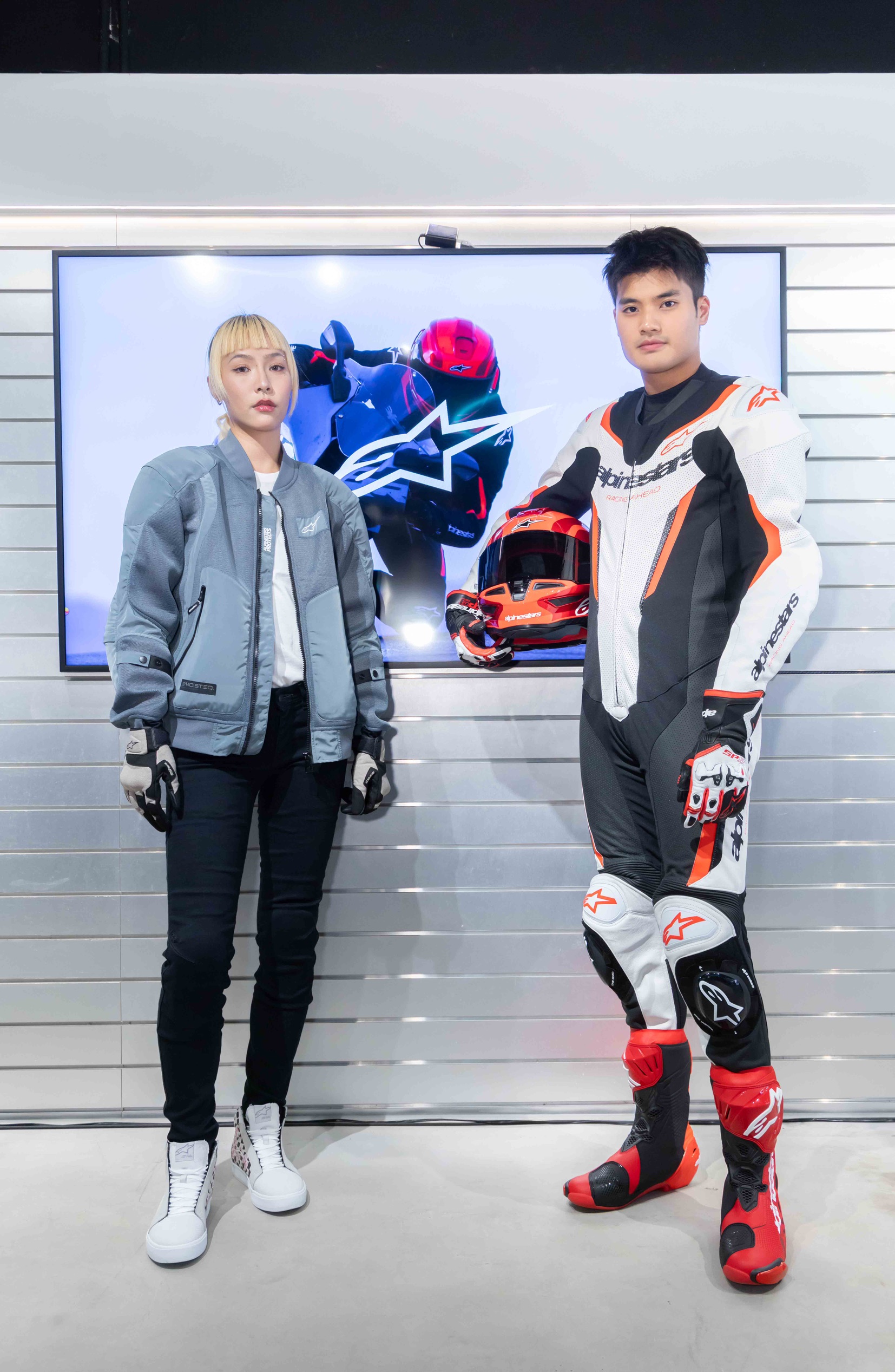 在本次新品中除潮流系列外，LIGHT AIR JACKET、GP FORCE V2 LEATHER SUIT 1 PC等為賽道而生的產品相對具有關注力。